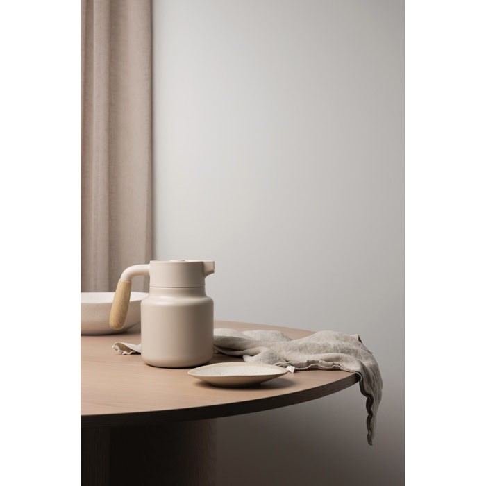 Jarra térmica de acero inoxidable reciclado con tapa antigoteo 1,2L color beige vista de ambiente Jarra térmica de acero inoxidable reciclado con tapa antigoteo 1,2L color beige vista de ambiente