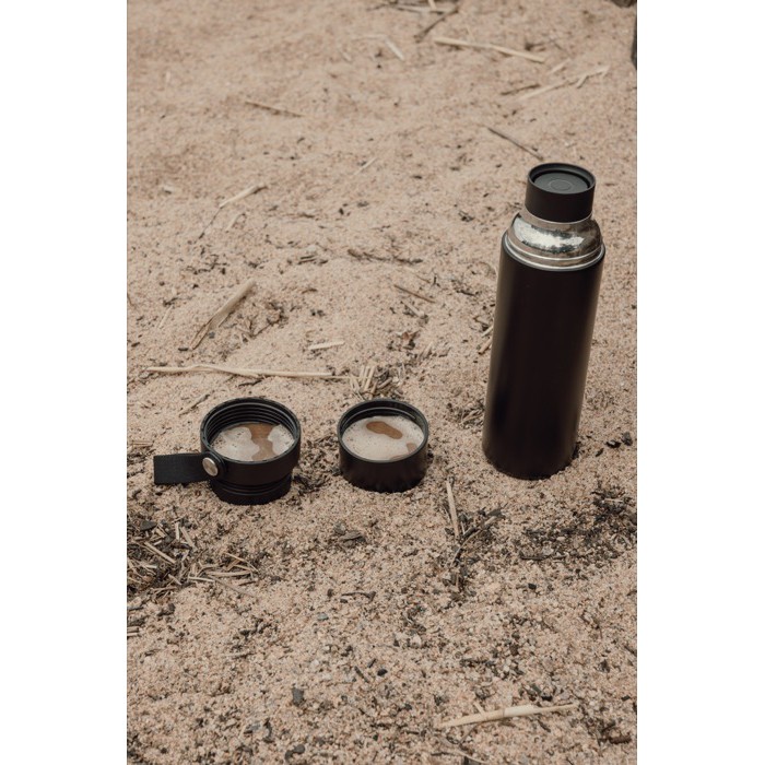 Termo en acero inoxidable reciclado con asa de transporte 750ml color negro vista de ambiente 2 Termo en acero inoxidable reciclado con asa de transporte 750ml color negro vista de ambiente 2