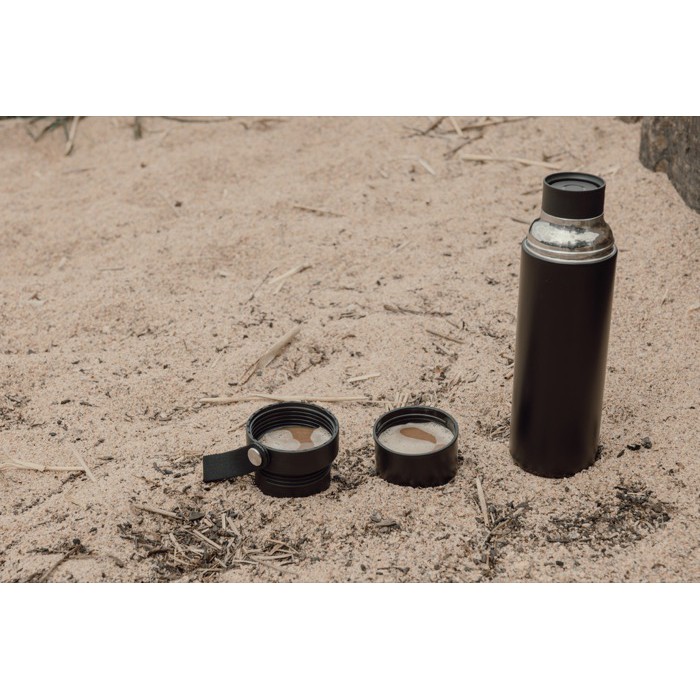 Termo en acero inoxidable reciclado con asa de transporte 750ml color negro vista de ambiente 3 Termo en acero inoxidable reciclado con asa de transporte 750ml color negro vista de ambiente 3