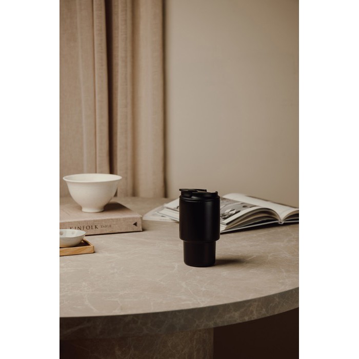 Taza take away en acero reciclado con tapa abatible práctica 350ml color negro vista de ambiente