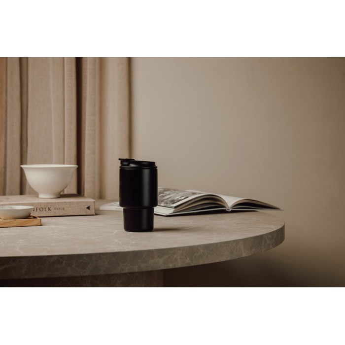 Taza take away en acero reciclado con tapa abatible práctica 350ml color negro vista de ambiente 2