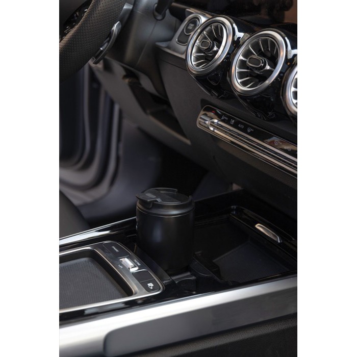 Taza take away en acero reciclado con tapa abatible práctica 350ml color negro vista de ambiente 3