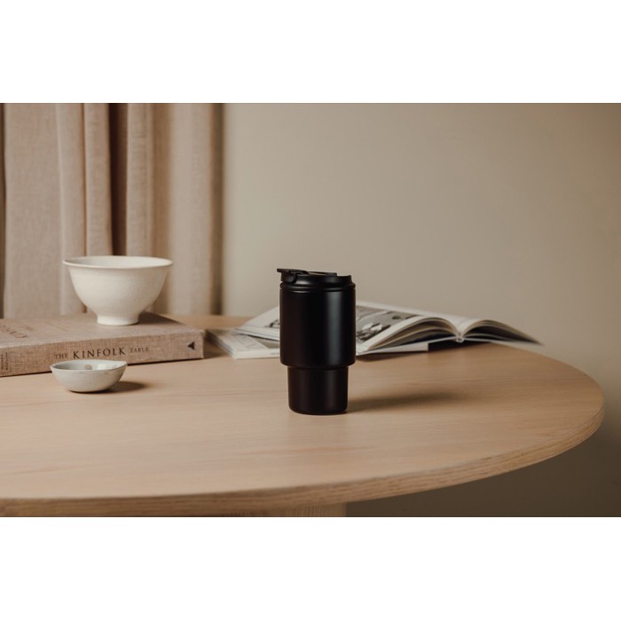 Taza take away en acero reciclado con tapa abatible práctica 350ml color negro vista de ambiente 4
