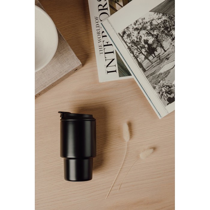Taza take away en acero reciclado con tapa abatible práctica 350ml color negro