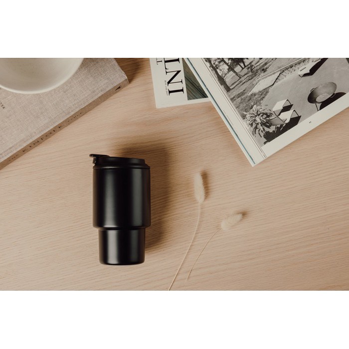Taza take away en acero reciclado con tapa abatible práctica 350ml color negro