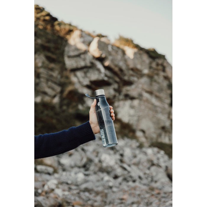 Botella para agua de RPET con efecto degradado y capacidad 800ml color transparente vista de ambiente Botella para agua de RPET con efecto degradado y capacidad 800ml color transparente vista de ambiente