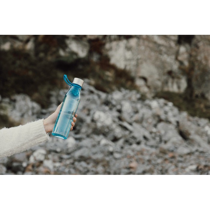 Botella para agua de RPET con efecto degradado y capacidad 800ml color azul vista de ambiente Botella para agua de RPET con efecto degradado y capacidad 800ml color azul vista de ambiente