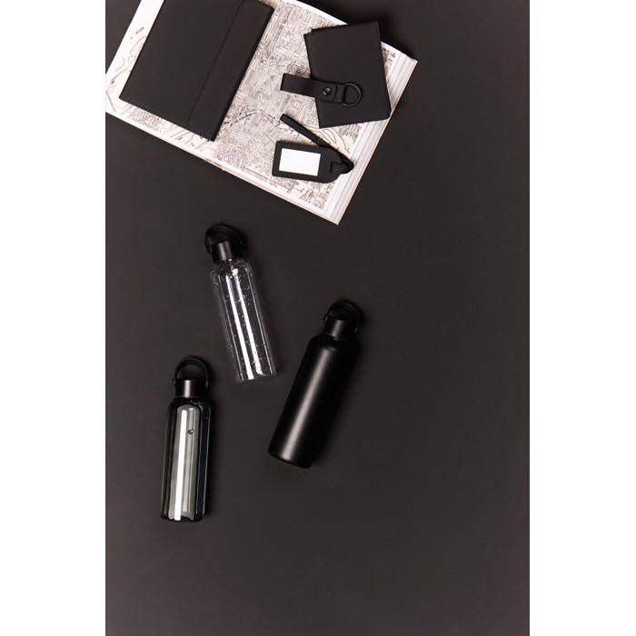 Botella RPET de diseño minimalista con tapa de acero y asa 550ml color transparente vista de ambiente