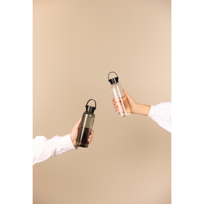 Botella RPET de diseño minimalista con tapa de acero y asa 550ml color transparente vista de ambiente 2