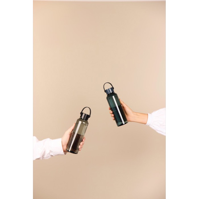 Botella RPET de diseño minimalista con tapa de acero y asa 550ml color negro vista de ambiente 2