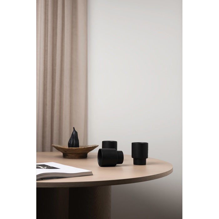 Taza de arcilla reciclada de diseño escandinavo de 300ml color negro vista de ambiente