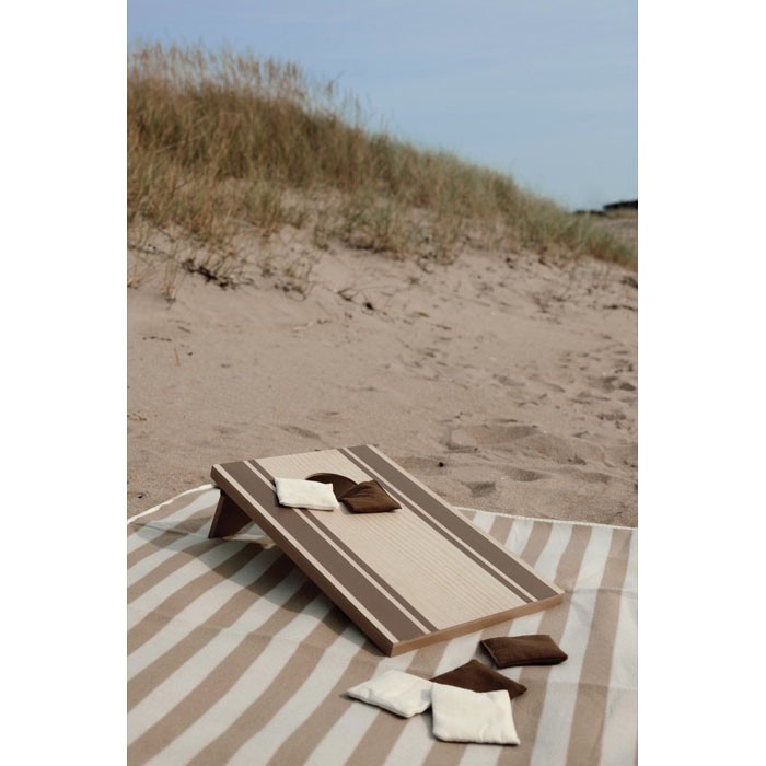 Juego Cornhole de madera con bolsas ideal para el aire libre color marrón vista de ambiente Juego Cornhole de madera con bolsas ideal para el aire libre color marrón vista de ambiente