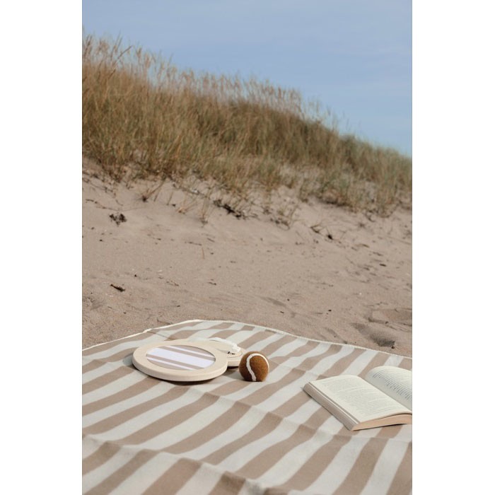 Juego de madera con palas de velcro y pelota que incluye bolsa color marrón vista de ambiente Juego de madera con palas de velcro y pelota que incluye bolsa color marrón vista de ambiente