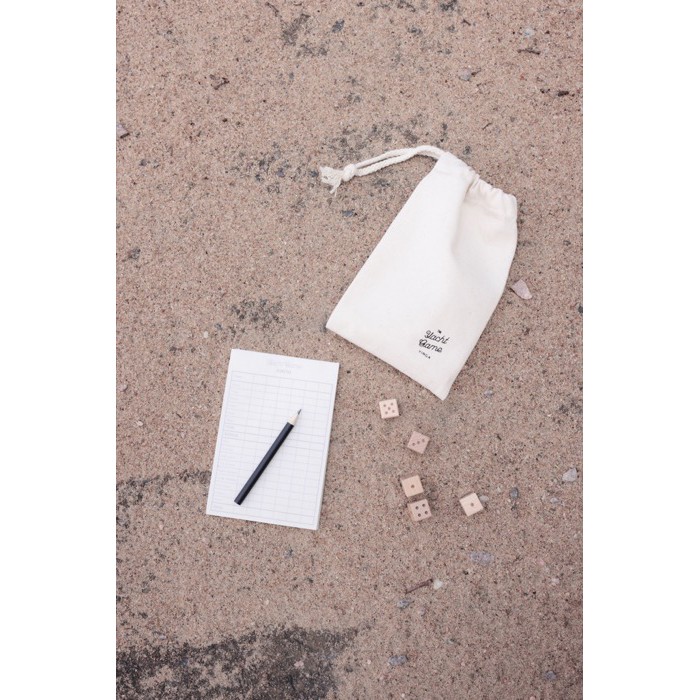 Juego de dados Yacht en madera de pino con bloc, bolígrafo y bolsa color marrón vista de ambiente