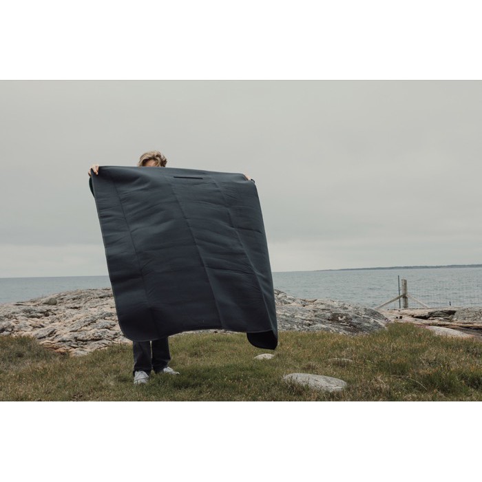 Manta de pícnic en poliéster reciclado con forro polar impermeable color negro vista de ambiente 2