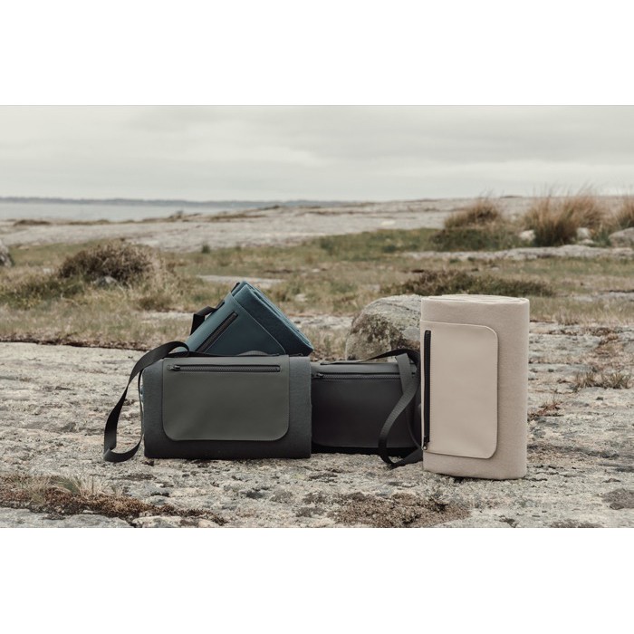 Manta de pícnic en poliéster reciclado con forro polar impermeable color negro vista de ambiente 3