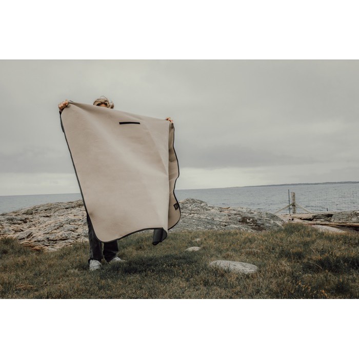 Manta de pícnic en poliéster reciclado con forro polar impermeable color marfil vista de ambiente
