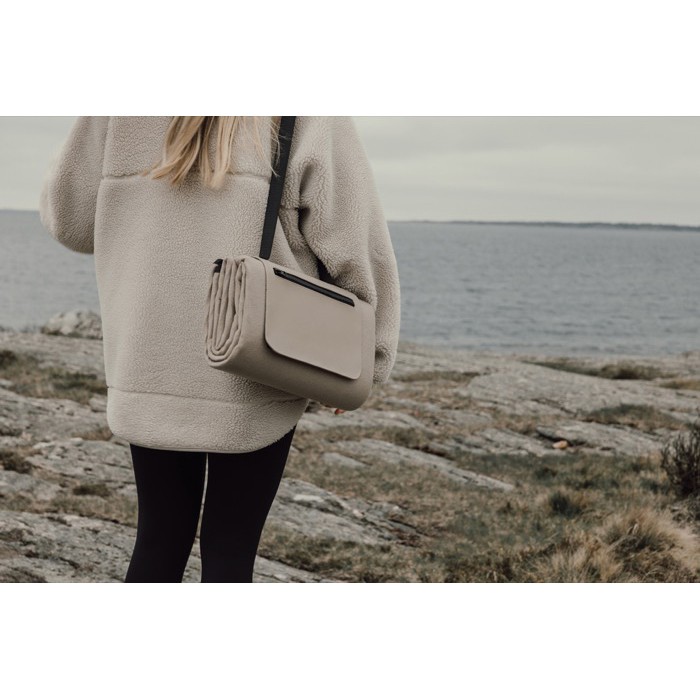 Manta de pícnic en poliéster reciclado con forro polar impermeable color marfil vista de ambiente 3