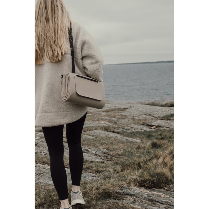 Manta de pícnic en poliéster reciclado con forro polar impermeable color marfil vista de ambiente 4