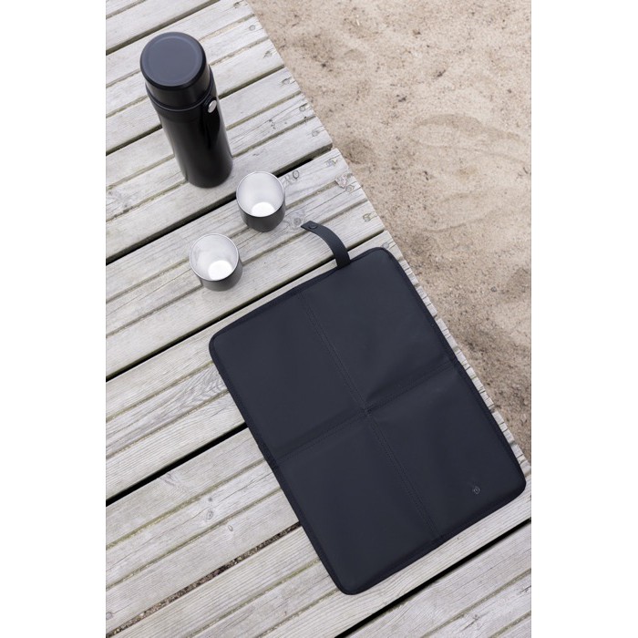 Cojín portátil reciclado con cierre a presión y diseño plegable color negro vista de ambiente