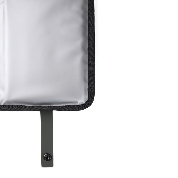 Cojín portátil reciclado con cierre a presión y diseño plegable color verde tercera vista