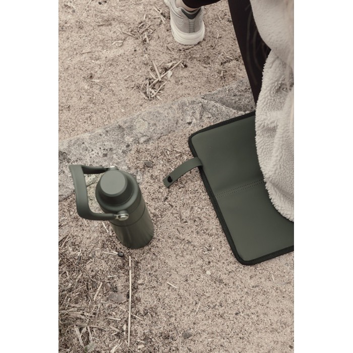 Cojín portátil reciclado con cierre a presión y diseño plegable color verde vista de ambiente