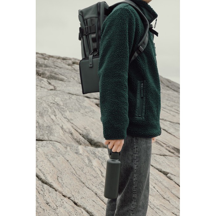 Cojín portátil reciclado con cierre a presión y diseño plegable color verde vista de ambiente 3