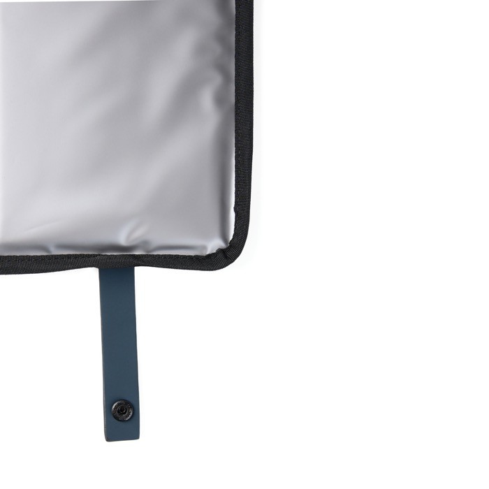 Cojín portátil reciclado con cierre a presión y diseño plegable color azul marino tercera vista