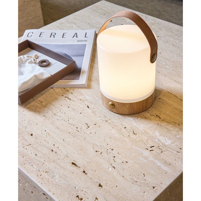 Linterna portátil ecológica con dos modos de luz y base de madera color marrón vista de ambiente