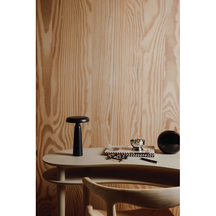 Lámpara de mesa reciclada con luz cálida y blanca regulable por tacto color negro vista de ambiente