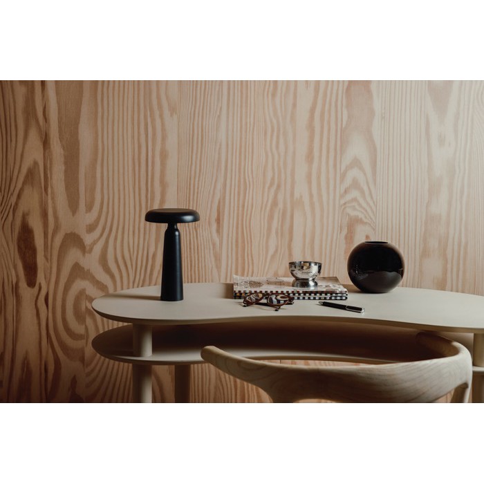 Lámpara de mesa reciclada con luz cálida y blanca regulable por tacto color negro vista de ambiente 2