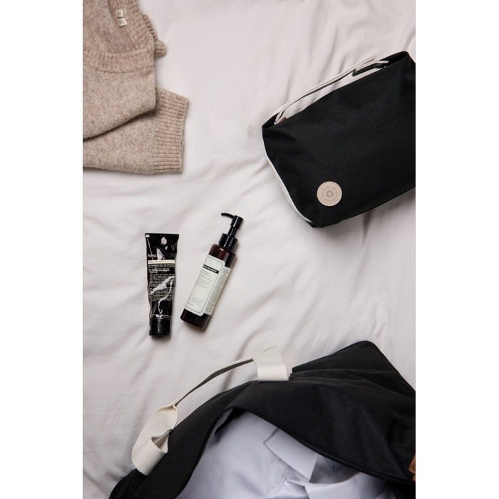 Neceser de poliéster reciclado con bolsillo interior con asa color negro Neceser de poliéster reciclado con bolsillo interior con asa color negro