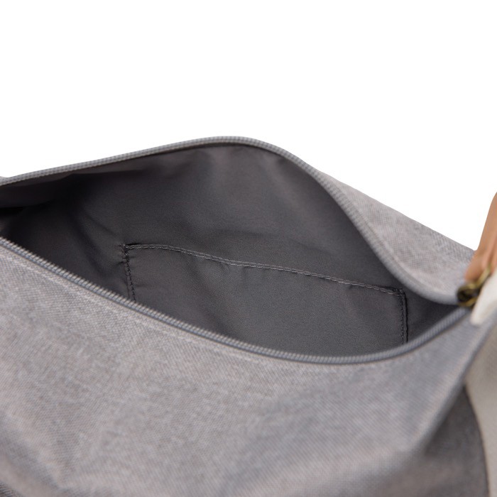 Neceser de poliéster reciclado con bolsillo interior con asa color gris cuarta vista Neceser de poliéster reciclado con bolsillo interior con asa color gris cuarta vista