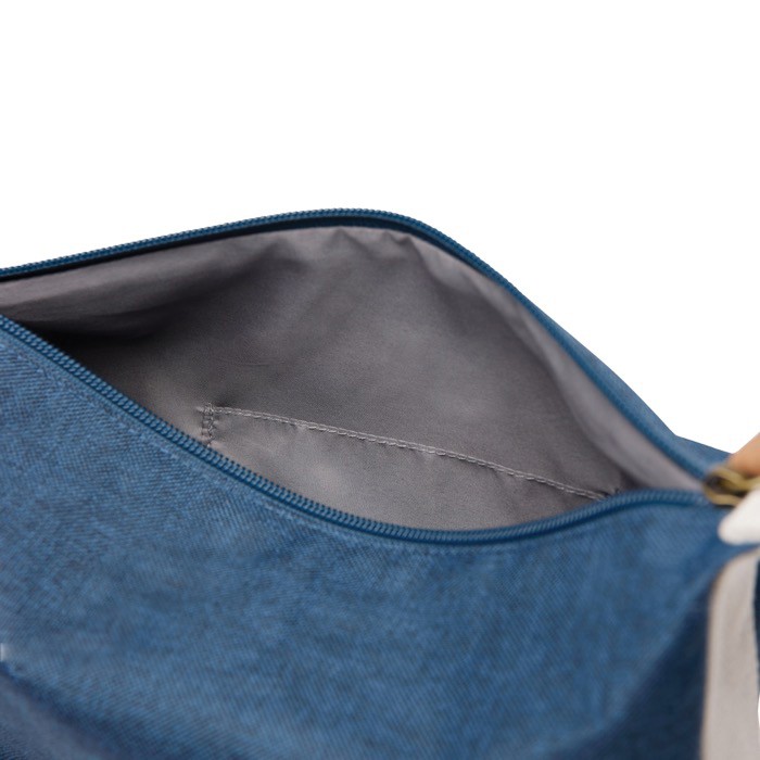 Neceser de poliéster reciclado con bolsillo interior con asa color azul cuarta vista Neceser de poliéster reciclado con bolsillo interior con asa color azul cuarta vista