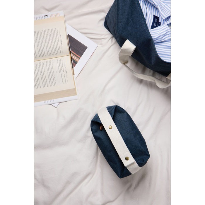 Neceser de poliéster reciclado con bolsillo interior con asa color azul vista de ambiente Neceser de poliéster reciclado con bolsillo interior con asa color azul vista de ambiente