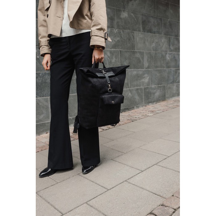 Mochila en piel sintética con diseño moderno y cierre seguro 15” color negro vista de ambiente