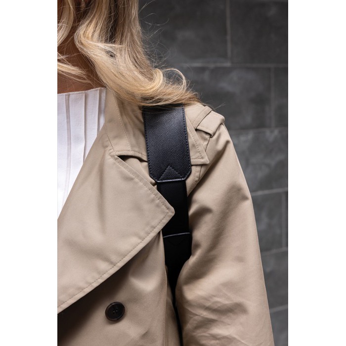 Mochila en piel sintética con diseño moderno y cierre seguro 15” color negro vista de ambiente 3