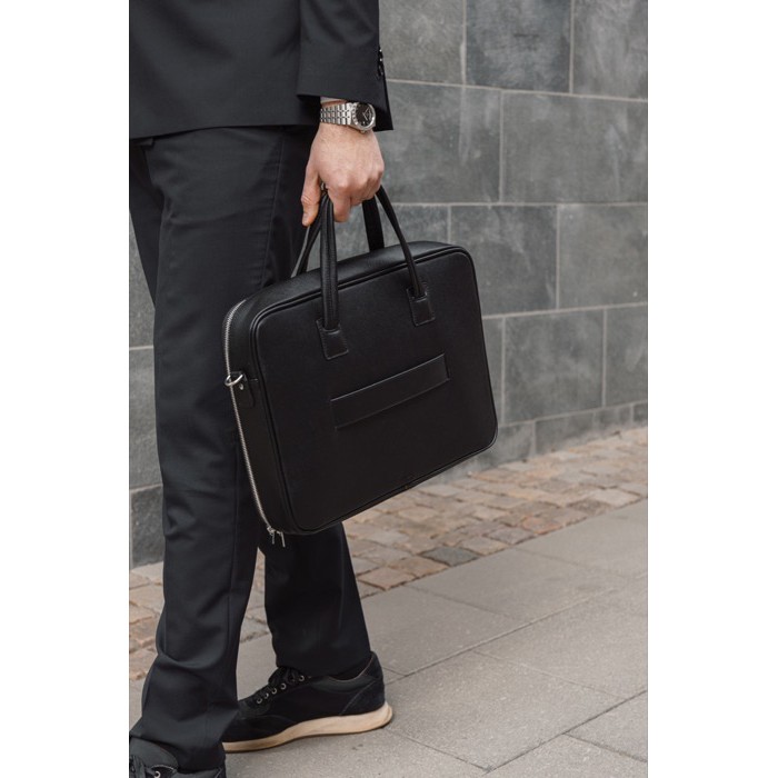 Maletín en material reciclado con asas resistentes y correa 15” color negro vista de ambiente 2