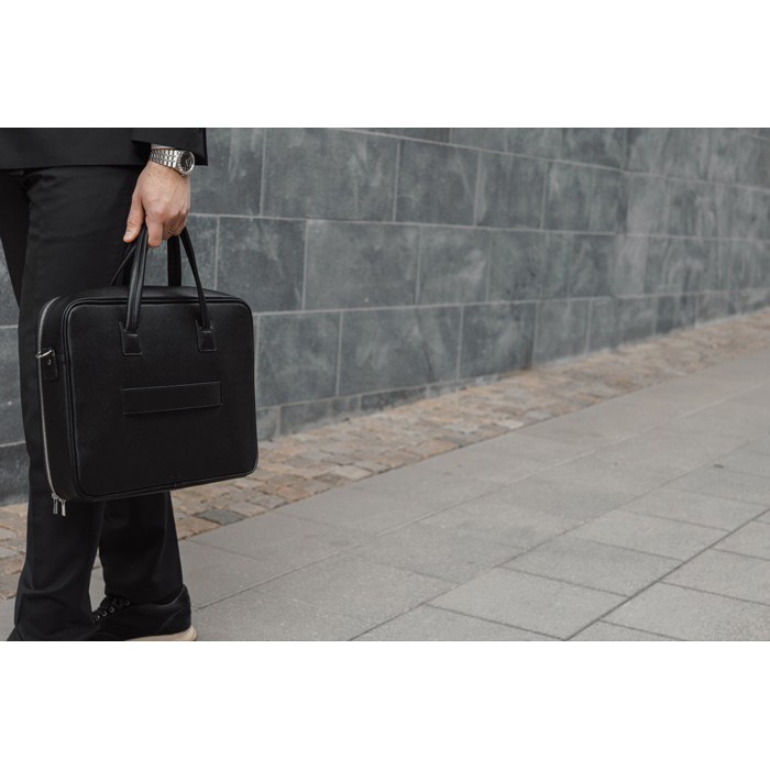 Maletín en material reciclado con asas resistentes y correa 15” color negro vista de ambiente 3