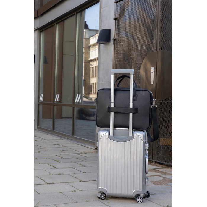 Maletín en material reciclado con asas resistentes y correa 15” color negro vista de ambiente 4