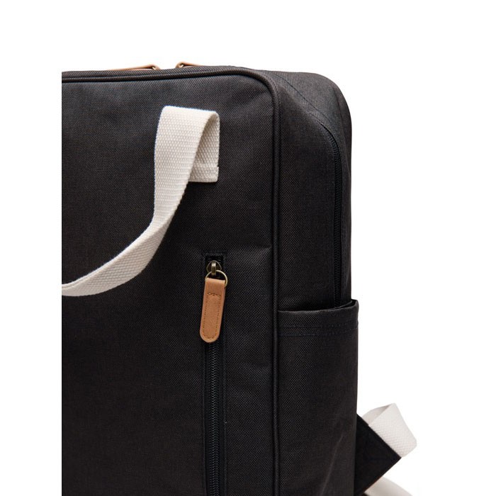 Mochila de viaje ecológica con compartimento lateral para botella color negro cuarta vista Mochila de viaje ecológica con compartimento lateral para botella color negro cuarta vista