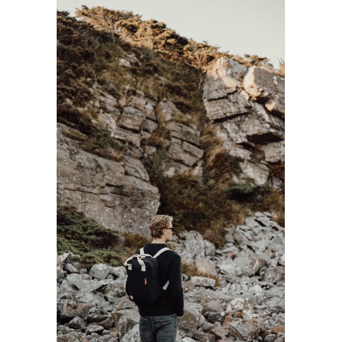 Mochila de viaje ecológica con compartimento lateral para botella color negro vista de ambiente Mochila de viaje ecológica con compartimento lateral para botella color negro vista de ambiente