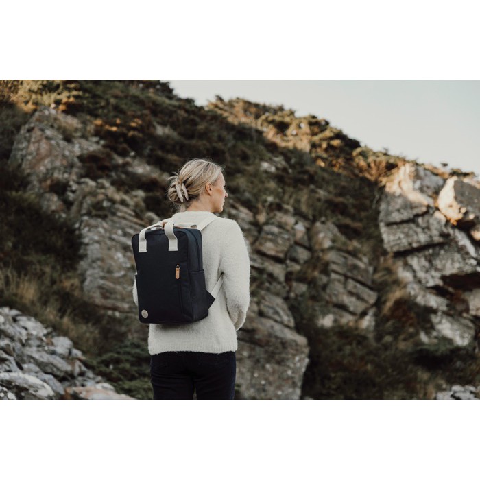 Mochila de viaje ecológica con compartimento lateral para botella color negro Mochila de viaje ecológica con compartimento lateral para botella color negro