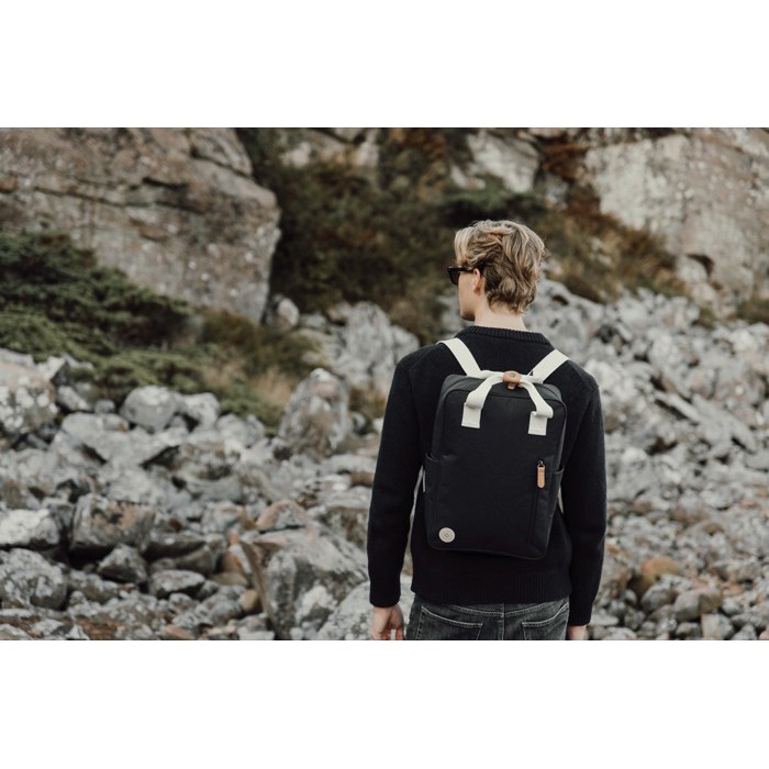 Mochila de viaje ecológica con compartimento lateral para botella color negro Mochila de viaje ecológica con compartimento lateral para botella color negro