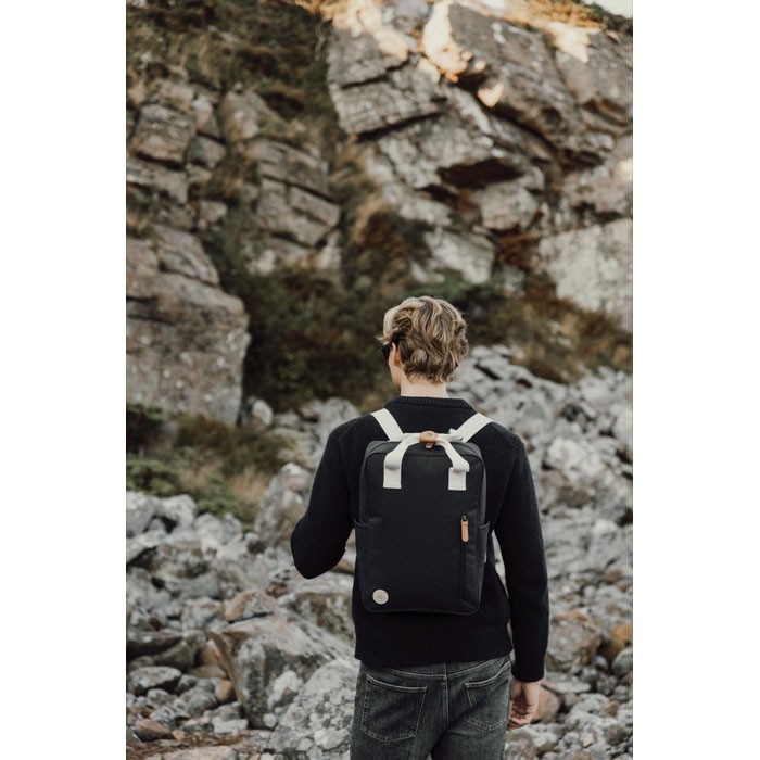 Mochila de viaje ecológica con compartimento lateral para botella color negro Mochila de viaje ecológica con compartimento lateral para botella color negro