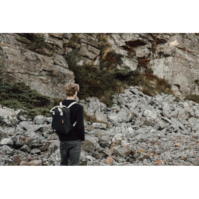 Mochila de viaje ecológica con compartimento lateral para botella color negro Mochila de viaje ecológica con compartimento lateral para botella color negro