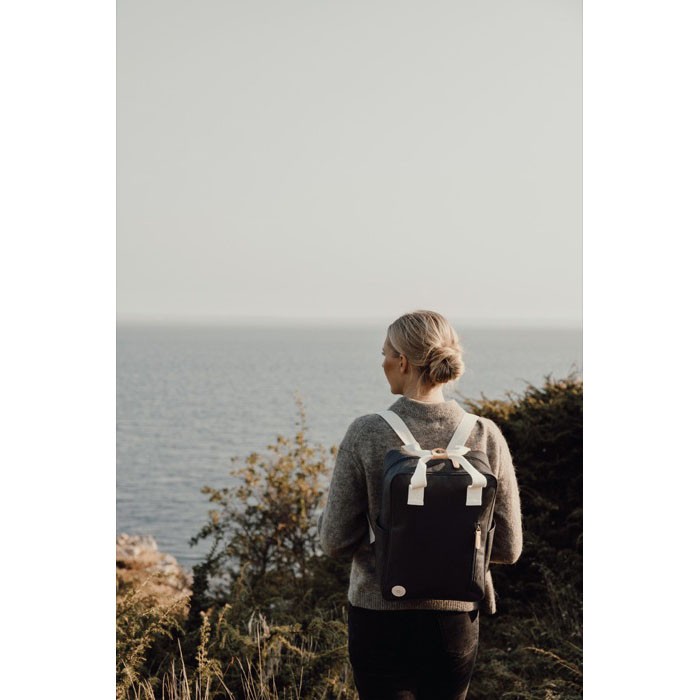 Mochila de viaje ecológica con compartimento lateral para botella color negro Mochila de viaje ecológica con compartimento lateral para botella color negro