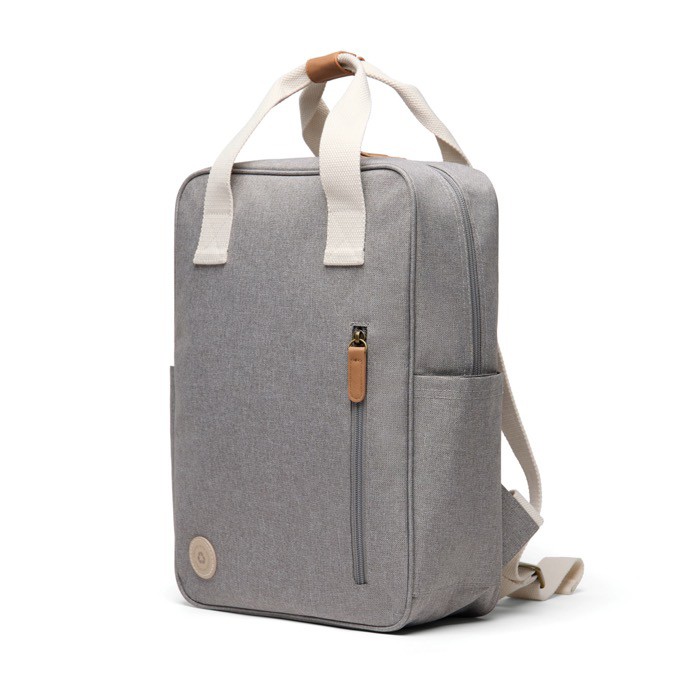 Mochila de viaje ecológica con compartimento lateral para botella color gris Mochila de viaje ecológica con compartimento lateral para botella color gris