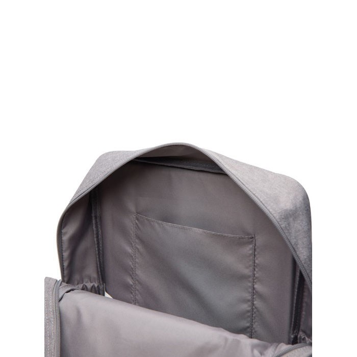 Mochila de viaje ecológica con compartimento lateral para botella color gris quinta vista Mochila de viaje ecológica con compartimento lateral para botella color gris quinta vista
