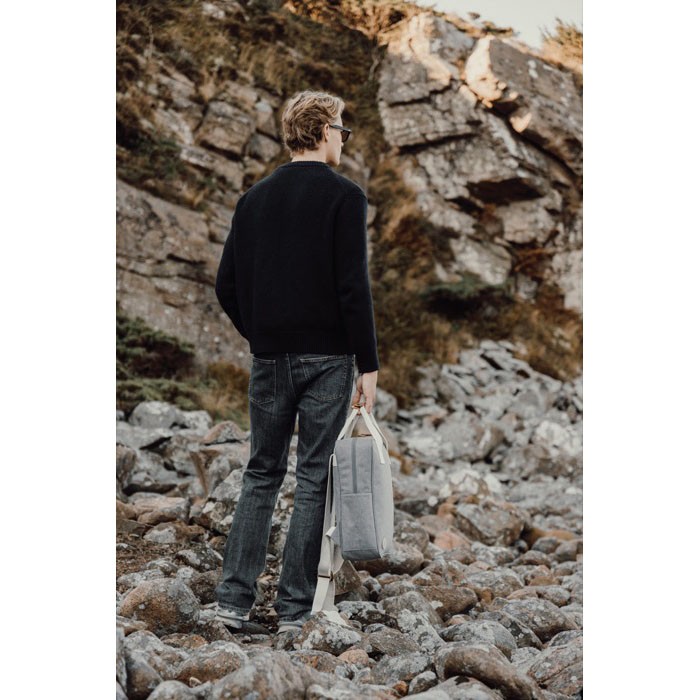 Mochila de viaje ecológica con compartimento lateral para botella color gris vista de ambiente Mochila de viaje ecológica con compartimento lateral para botella color gris vista de ambiente